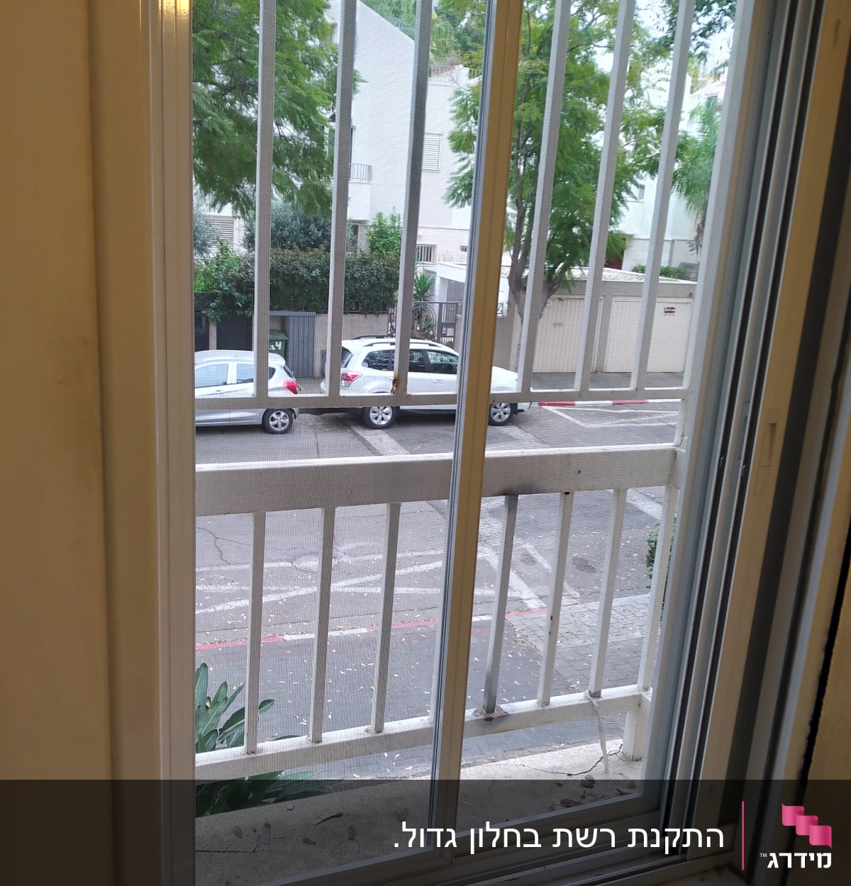 חלון אלומיניום עם סורגים חיצוניים